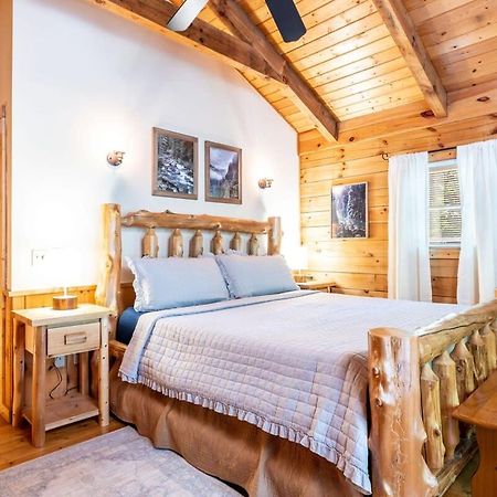 Quaint & Secluded Near Dollywood With Bbq&Hot Tub Villa Pigeon Forge Bagian luar foto