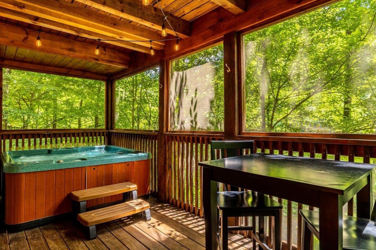 Quaint & Secluded Near Dollywood With Bbq&Hot Tub Villa Pigeon Forge Bagian luar foto
